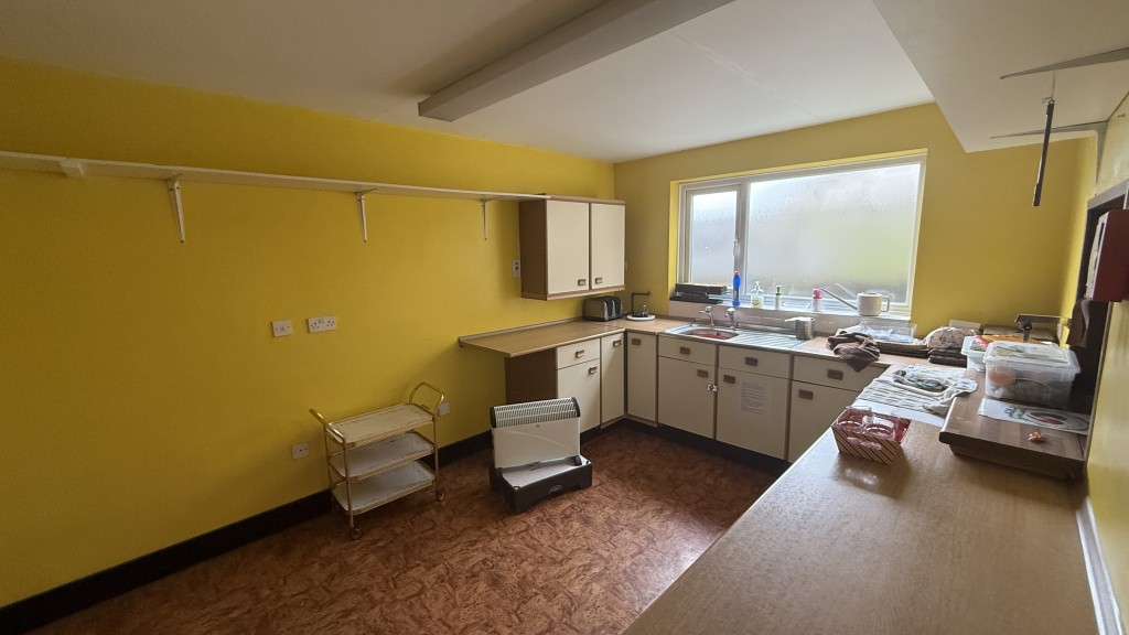 Lot: 149 - FORMER VICTORIAN METHODIST CHURCH WITH POTENTIAL - Internal image of kitchen facilities